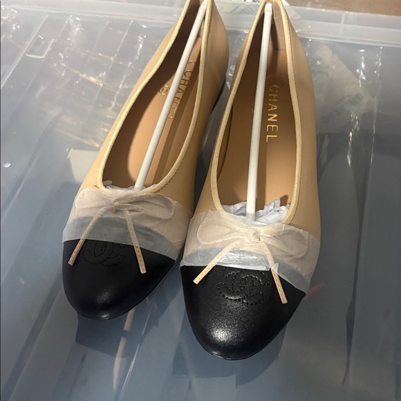 Elegant Black and Tan Women's Flats - LAST PAIR SALE ‼️‼️‼️‼️ - Picture 6 of 7